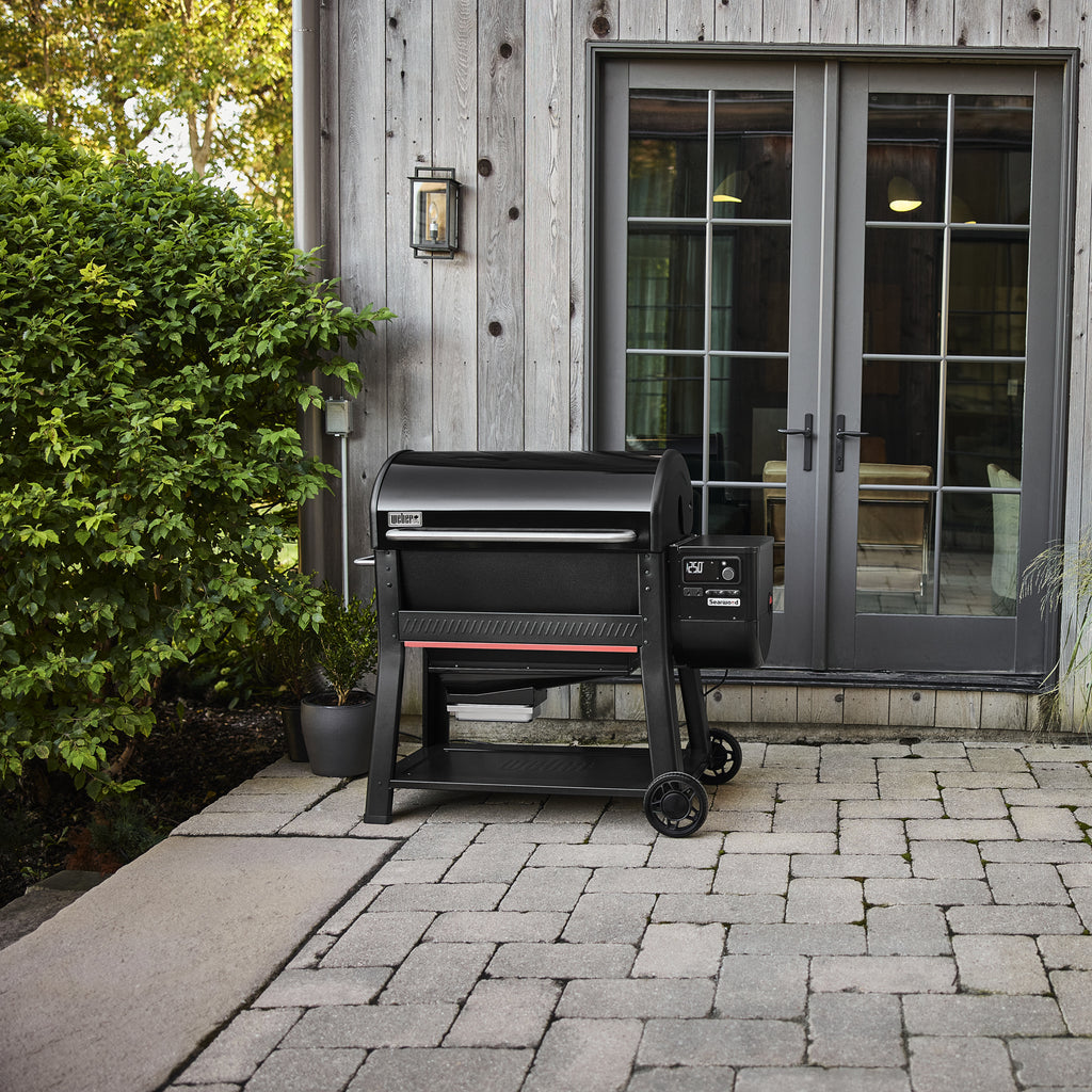 Weber Searwood XL in use