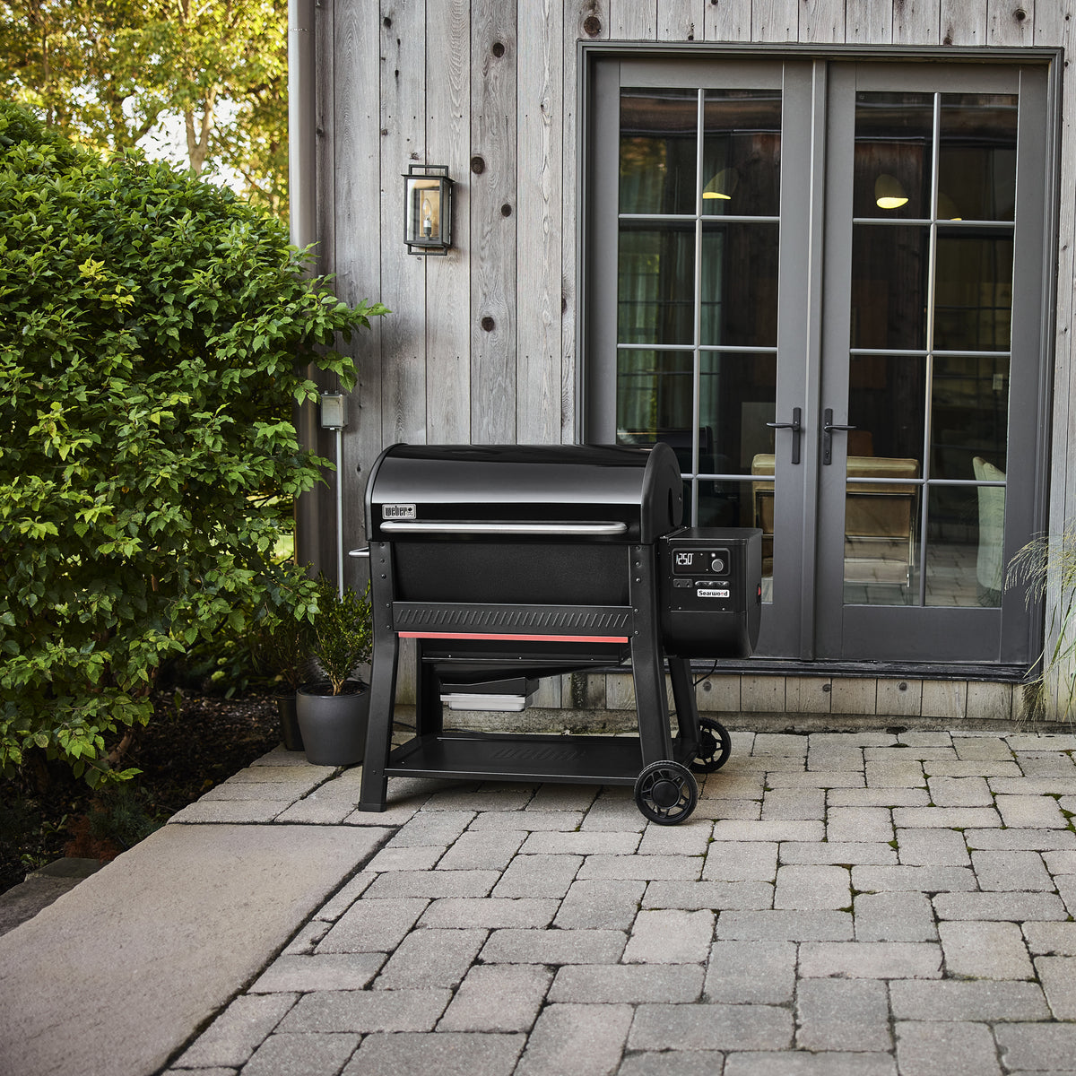 Weber Searwood XL in use