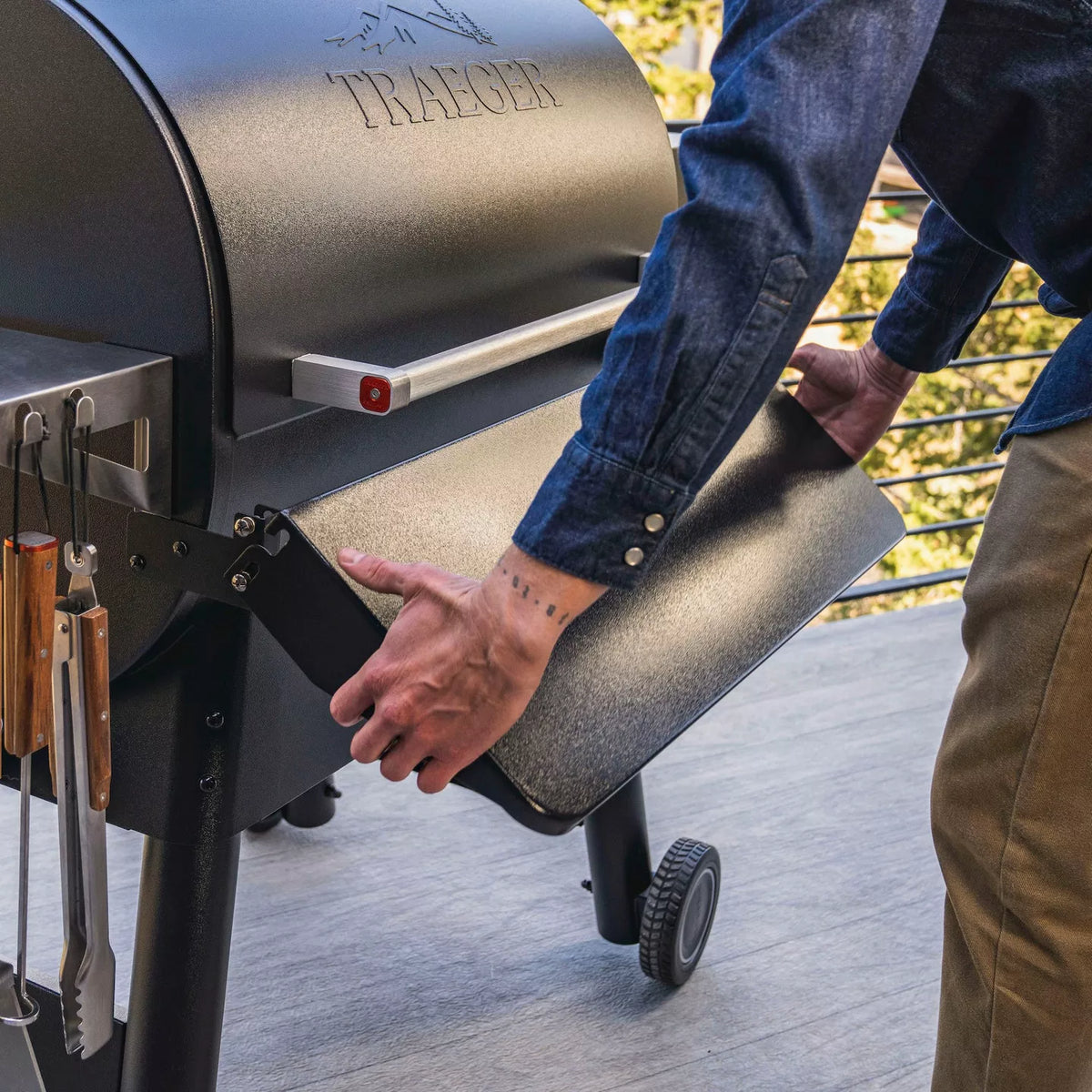 Traeger Folding Shelf Pro 780 Ironwood 885 lifestyle